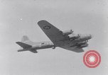 Standbild USA B-17-Bomber Bassingbourn England, 1943, aus Sekunde 1 historischem Filmmaterial Videoclip 65675038597