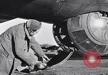 Standbild USA B-24 Bomber England, 1943, aus Sekunde 13 historischem Filmmaterial Videoclip 65675038598
