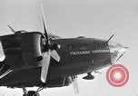 Standbild USA B-24 Bomber England, 1943, aus Sekunde 15 historischem Filmmaterial Videoclip 65675038598