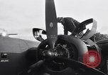 Standbild USA B-24 Bomber England, 1943, aus Sekunde 31 historischem Filmmaterial Videoclip 65675038598