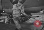 Standbild USA B-24 Bomber England, 1943, aus Sekunde 43 historischem Filmmaterial Videoclip 65675038598