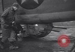 Standbild USA B-24 Bomber England, 1943, aus Sekunde 44 historischem Filmmaterial Videoclip 65675038598