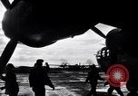 Standbild USA B-24 Bomber England, 1943, aus Sekunde 56 historischem Filmmaterial Videoclip 65675038598