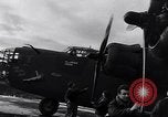 Standbild USA B-24 Bomber England, 1943, aus Sekunde 57 historischem Filmmaterial Videoclip 65675038598
