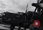 Standbild USA B-24 Bomber England, 1943, aus Sekunde 58 historischem Filmmaterial Videoclip 65675038598