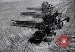 Standbild Die sowjetischen Menschen ernten und Dreschen von Weizen mit Maschinen Ukraine Sowjetunion, 1941, aus Sekunde 1 historischem Filmmaterial Videoclip 65675038615