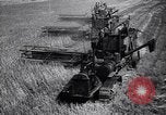 Standbild Die sowjetischen Menschen ernten und Dreschen von Weizen mit Maschinen Ukraine Sowjetunion, 1941, aus Sekunde 3 historischem Filmmaterial Videoclip 65675038615