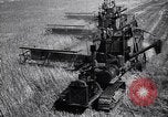 Standbild Die sowjetischen Menschen ernten und Dreschen von Weizen mit Maschinen Ukraine Sowjetunion, 1941, aus Sekunde 5 historischem Filmmaterial Videoclip 65675038615