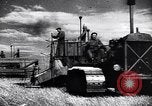 Standbild Die sowjetischen Menschen ernten und Dreschen von Weizen mit Maschinen Ukraine Sowjetunion, 1941, aus Sekunde 6 historischem Filmmaterial Videoclip 65675038615