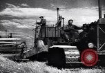 Standbild Die sowjetischen Menschen ernten und Dreschen von Weizen mit Maschinen Ukraine Sowjetunion, 1941, aus Sekunde 7 historischem Filmmaterial Videoclip 65675038615