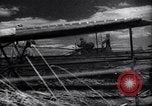 Standbild Die sowjetischen Menschen ernten und Dreschen von Weizen mit Maschinen Ukraine Sowjetunion, 1941, aus Sekunde 8 historischem Filmmaterial Videoclip 65675038615