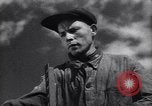 Standbild Die sowjetischen Menschen ernten und Dreschen von Weizen mit Maschinen Ukraine Sowjetunion, 1941, aus Sekunde 10 historischem Filmmaterial Videoclip 65675038615