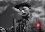 Standbild Die sowjetischen Menschen ernten und Dreschen von Weizen mit Maschinen Ukraine Sowjetunion, 1941, aus Sekunde 11 historischem Filmmaterial Videoclip 65675038615