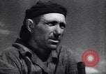 Standbild Die sowjetischen Menschen ernten und Dreschen von Weizen mit Maschinen Ukraine Sowjetunion, 1941, aus Sekunde 13 historischem Filmmaterial Videoclip 65675038615