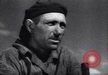 Standbild Die sowjetischen Menschen ernten und Dreschen von Weizen mit Maschinen Ukraine Sowjetunion, 1941, aus Sekunde 14 historischem Filmmaterial Videoclip 65675038615