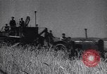 Standbild Die sowjetischen Menschen ernten und Dreschen von Weizen mit Maschinen Ukraine Sowjetunion, 1941, aus Sekunde 15 historischem Filmmaterial Videoclip 65675038615