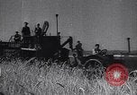 Standbild Die sowjetischen Menschen ernten und Dreschen von Weizen mit Maschinen Ukraine Sowjetunion, 1941, aus Sekunde 16 historischem Filmmaterial Videoclip 65675038615