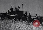 Standbild Die sowjetischen Menschen ernten und Dreschen von Weizen mit Maschinen Ukraine Sowjetunion, 1941, aus Sekunde 17 historischem Filmmaterial Videoclip 65675038615
