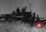 Standbild Die sowjetischen Menschen ernten und Dreschen von Weizen mit Maschinen Ukraine Sowjetunion, 1941, aus Sekunde 18 historischem Filmmaterial Videoclip 65675038615