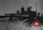 Standbild Die sowjetischen Menschen ernten und Dreschen von Weizen mit Maschinen Ukraine Sowjetunion, 1941, aus Sekunde 19 historischem Filmmaterial Videoclip 65675038615
