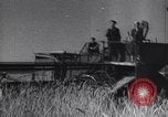 Standbild Die sowjetischen Menschen ernten und Dreschen von Weizen mit Maschinen Ukraine Sowjetunion, 1941, aus Sekunde 20 historischem Filmmaterial Videoclip 65675038615