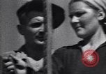 Standbild Die sowjetischen Menschen ernten und Dreschen von Weizen mit Maschinen Ukraine Sowjetunion, 1941, aus Sekunde 22 historischem Filmmaterial Videoclip 65675038615