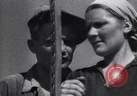 Standbild Die sowjetischen Menschen ernten und Dreschen von Weizen mit Maschinen Ukraine Sowjetunion, 1941, aus Sekunde 23 historischem Filmmaterial Videoclip 65675038615