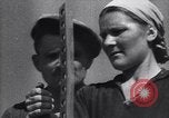 Standbild Die sowjetischen Menschen ernten und Dreschen von Weizen mit Maschinen Ukraine Sowjetunion, 1941, aus Sekunde 24 historischem Filmmaterial Videoclip 65675038615
