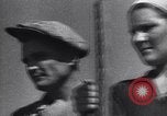 Standbild Die sowjetischen Menschen ernten und Dreschen von Weizen mit Maschinen Ukraine Sowjetunion, 1941, aus Sekunde 25 historischem Filmmaterial Videoclip 65675038615