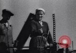 Standbild Die sowjetischen Menschen ernten und Dreschen von Weizen mit Maschinen Ukraine Sowjetunion, 1941, aus Sekunde 31 historischem Filmmaterial Videoclip 65675038615