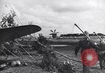 Standbild Die sowjetischen Menschen ernten und Dreschen von Weizen mit Maschinen Ukraine Sowjetunion, 1941, aus Sekunde 41 historischem Filmmaterial Videoclip 65675038615