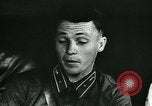 Standbild Sowjetischen Piloten Rammte einen deutschen Bomber spricht mit seiner Familie über es Sowjetunion, 1941, aus Sekunde 10 historischem Filmmaterial Videoclip 65675038623