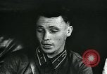 Standbild Sowjetischen Piloten Rammte einen deutschen Bomber spricht mit seiner Familie über es Sowjetunion, 1941, aus Sekunde 11 historischem Filmmaterial Videoclip 65675038623