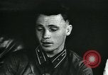 Standbild Sowjetischen Piloten Rammte einen deutschen Bomber spricht mit seiner Familie über es Sowjetunion, 1941, aus Sekunde 12 historischem Filmmaterial Videoclip 65675038623