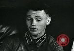 Standbild Sowjetischen Piloten Rammte einen deutschen Bomber spricht mit seiner Familie über es Sowjetunion, 1941, aus Sekunde 14 historischem Filmmaterial Videoclip 65675038623