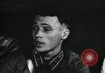 Standbild Sowjetischen Piloten Rammte einen deutschen Bomber spricht mit seiner Familie über es Sowjetunion, 1941, aus Sekunde 17 historischem Filmmaterial Videoclip 65675038623