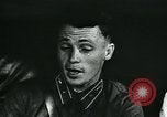 Standbild Sowjetischen Piloten Rammte einen deutschen Bomber spricht mit seiner Familie über es Sowjetunion, 1941, aus Sekunde 22 historischem Filmmaterial Videoclip 65675038623