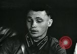 Standbild Sowjetischen Piloten Rammte einen deutschen Bomber spricht mit seiner Familie über es Sowjetunion, 1941, aus Sekunde 23 historischem Filmmaterial Videoclip 65675038623