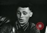 Standbild Sowjetischen Piloten Rammte einen deutschen Bomber spricht mit seiner Familie über es Sowjetunion, 1941, aus Sekunde 24 historischem Filmmaterial Videoclip 65675038623