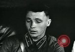 Standbild Sowjetischen Piloten Rammte einen deutschen Bomber spricht mit seiner Familie über es Sowjetunion, 1941, aus Sekunde 25 historischem Filmmaterial Videoclip 65675038623