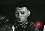 Standbild Sowjetischen Piloten Rammte einen deutschen Bomber spricht mit seiner Familie über es Sowjetunion, 1941, aus Sekunde 27 historischem Filmmaterial Videoclip 65675038623