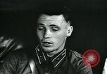 Standbild Sowjetischen Piloten Rammte einen deutschen Bomber spricht mit seiner Familie über es Sowjetunion, 1941, aus Sekunde 28 historischem Filmmaterial Videoclip 65675038623