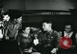 Standbild Sowjetischen Piloten Rammte einen deutschen Bomber spricht mit seiner Familie über es Sowjetunion, 1941, aus Sekunde 30 historischem Filmmaterial Videoclip 65675038623