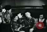 Standbild Sowjetischen Piloten Rammte einen deutschen Bomber spricht mit seiner Familie über es Sowjetunion, 1941, aus Sekunde 35 historischem Filmmaterial Videoclip 65675038623