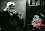 Standbild Sowjetischen Piloten Rammte einen deutschen Bomber spricht mit seiner Familie über es Sowjetunion, 1941, aus Sekunde 45 historischem Filmmaterial Videoclip 65675038623