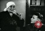 Standbild Sowjetischen Piloten Rammte einen deutschen Bomber spricht mit seiner Familie über es Sowjetunion, 1941, aus Sekunde 48 historischem Filmmaterial Videoclip 65675038623