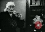 Standbild Sowjetischen Piloten Rammte einen deutschen Bomber spricht mit seiner Familie über es Sowjetunion, 1941, aus Sekunde 51 historischem Filmmaterial Videoclip 65675038623