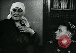 Standbild Sowjetischen Piloten Rammte einen deutschen Bomber spricht mit seiner Familie über es Sowjetunion, 1941, aus Sekunde 53 historischem Filmmaterial Videoclip 65675038623