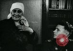 Standbild Sowjetischen Piloten Rammte einen deutschen Bomber spricht mit seiner Familie über es Sowjetunion, 1941, aus Sekunde 54 historischem Filmmaterial Videoclip 65675038623