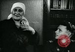 Standbild Sowjetischen Piloten Rammte einen deutschen Bomber spricht mit seiner Familie über es Sowjetunion, 1941, aus Sekunde 55 historischem Filmmaterial Videoclip 65675038623